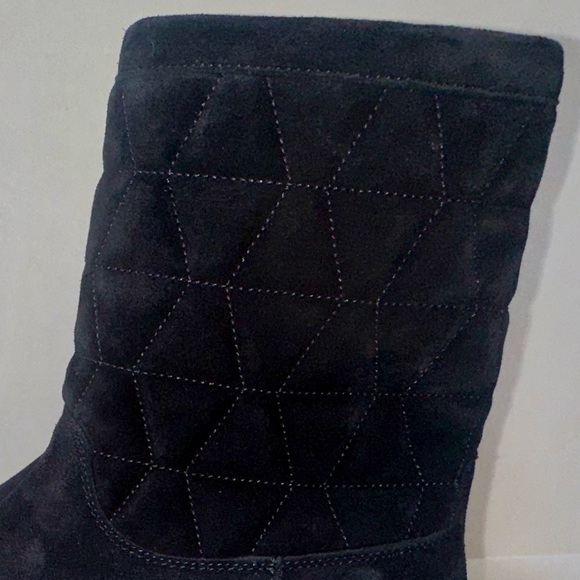 Aquatalia Black Quilted Suede Ankle Boot With Rubber Sole Size 5.5 Like New! - Picture 9 of 9